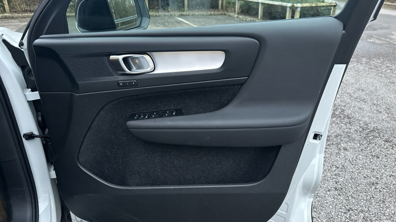 Volvo XC40 2.0 B3P Plus Black Edition 5dr Auto Petrol Estate